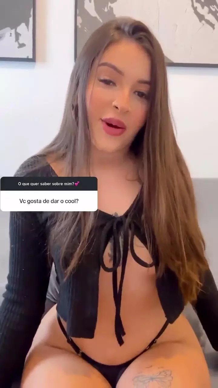 Influencer de Instagram que muestra parcialmente su cuerpo al responder si le gusta un look más atrevido