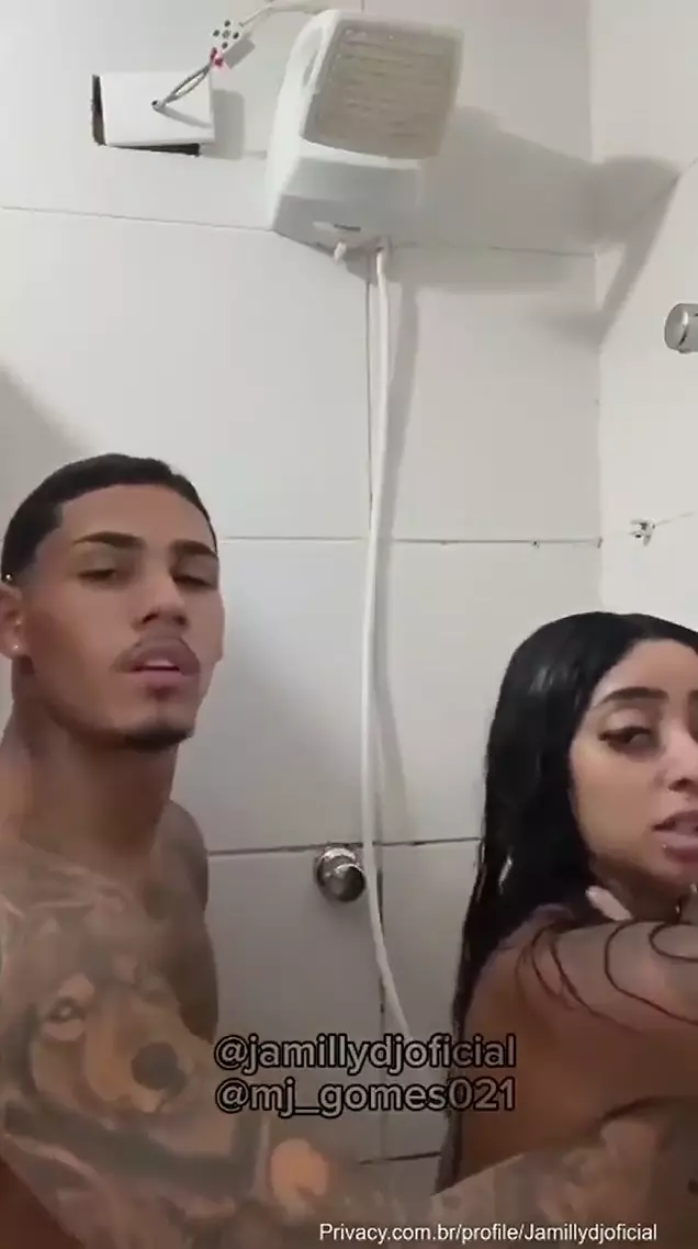 Jamilly Carvalho, una mujer sensual, entregándose a un compañero muy musculoso en un encuentro íntimo en el baño