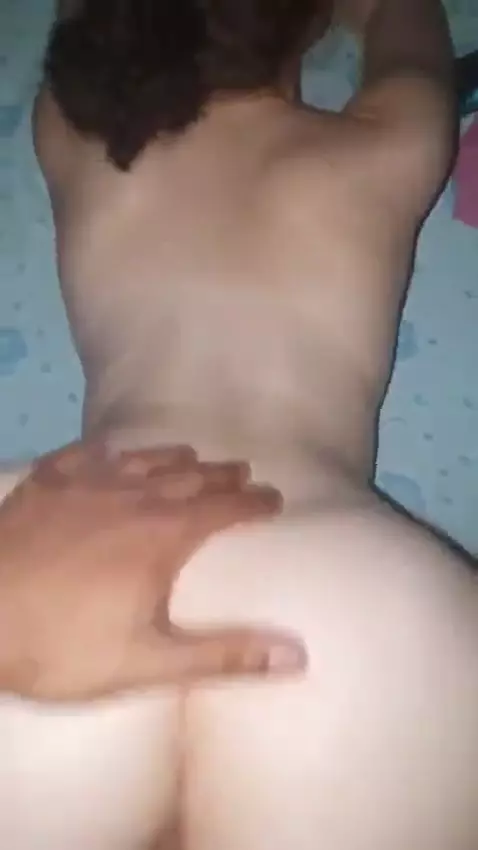 Joven traviesa fue captada en video en Internet haciendo cuatro patas con su amiga