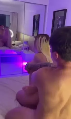 Júlia Calsing teniendo relaciones íntimas con el joven Pacco en un motel