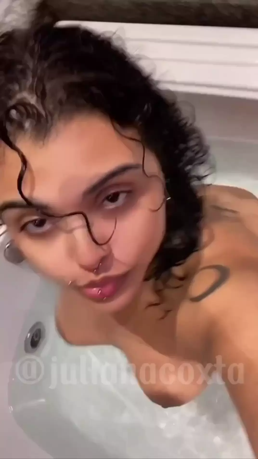 Juliana Coxta, de camera prive, es captada desnuda y muy caliente disfrutando de un baño de burbujas