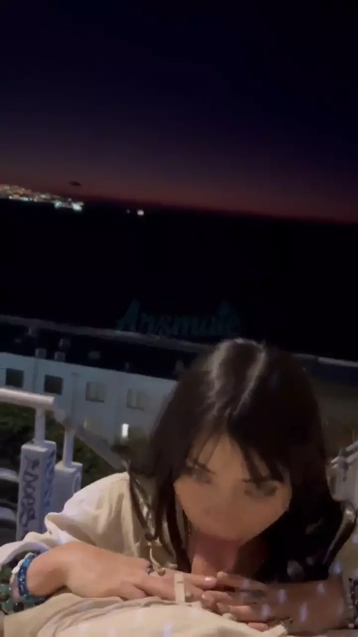 Julieta Yanez dando una mamada al aire libre por la noche