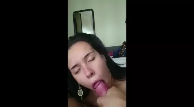 Kaliane Fogaça follando oralmente y practicando la penetración anal a cuatro patas en la cama