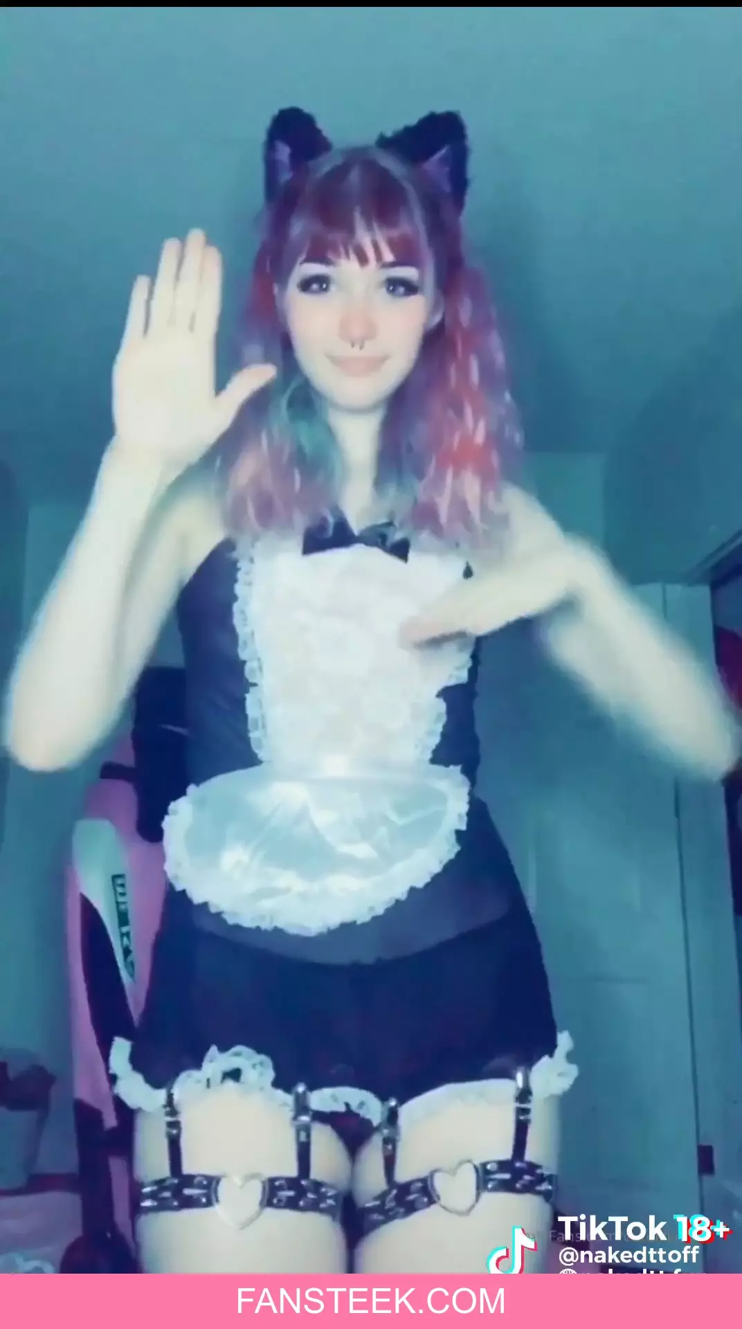 KittenWithDabs mostrando su cuerpo en TikTok