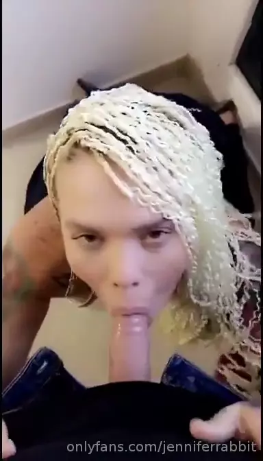 La amateur Jennifer Rabbit practicando sexo oral en Onlyfans