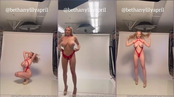 La atractiva rubia Bethanylilyapril muestra sus pezones mientras posa para una foto luciendo un bikini rojo