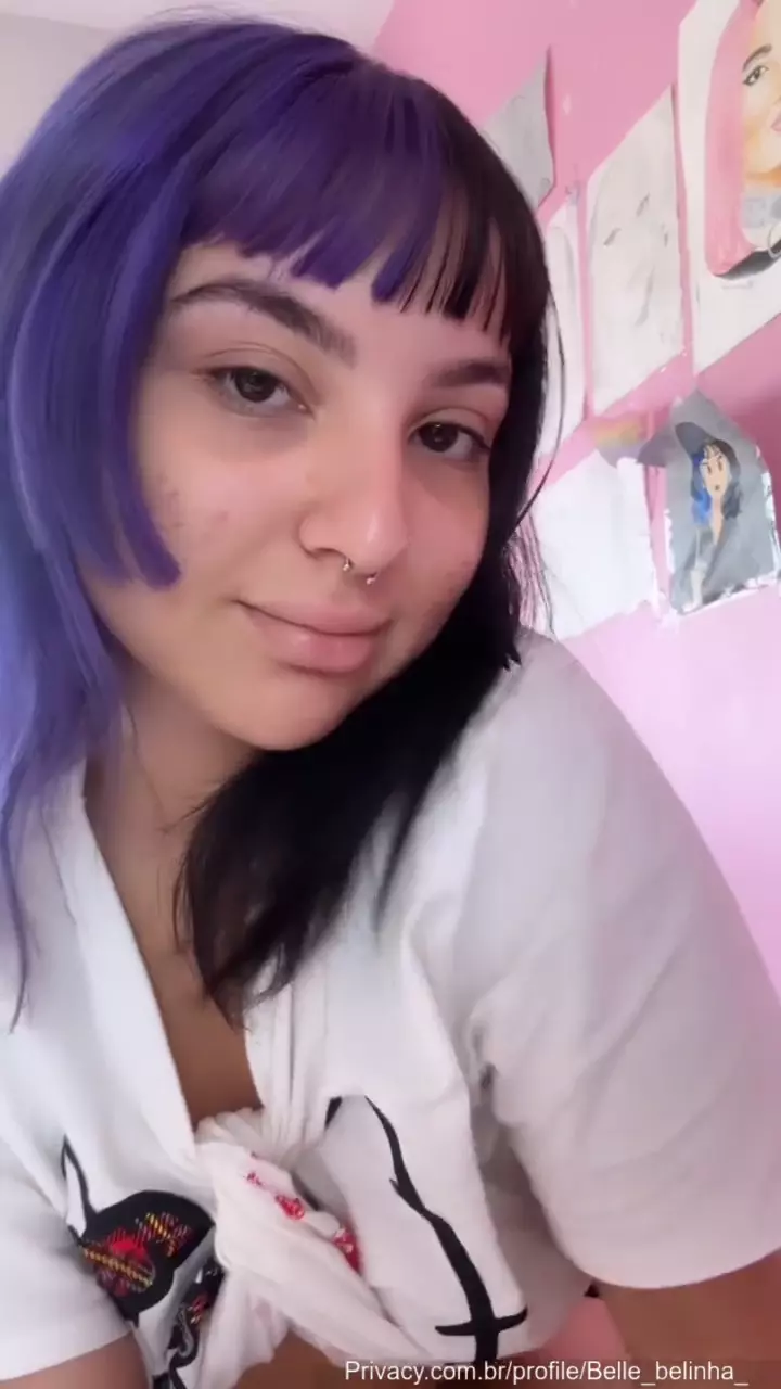 La chica onlyfans Belle Belinha disfrutando de su vaporizador en ropa interior