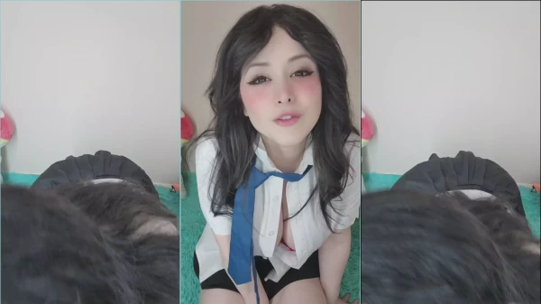 La colegiala adolescente Pinkchyu hace un vídeo de cosplay en Onlyfans ofreciendo un espectáculo íntimo