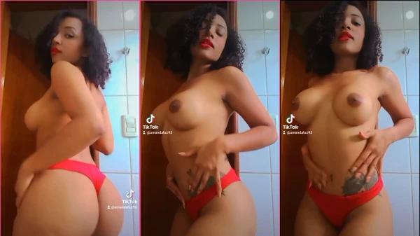 La famosa estrella de TikTok, Amanda Luz, aparece disfrutando de un momento de distracción en ropa interior con el top descubierto