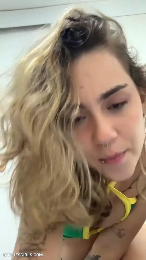 La joven brasileña Bruna Rios, una rubia carioca, se mete la mano en las bragas y se satisface sexualmente