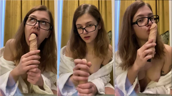 La joven nerd Lola Taylor se divierte mucho lamiendo un consolador de goma y mostrando sus tetas