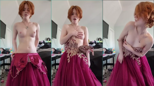 La joven pelirroja Willow Trie se quita el vestido y muestra sus bonitas y firmes tetas con pezones rosados