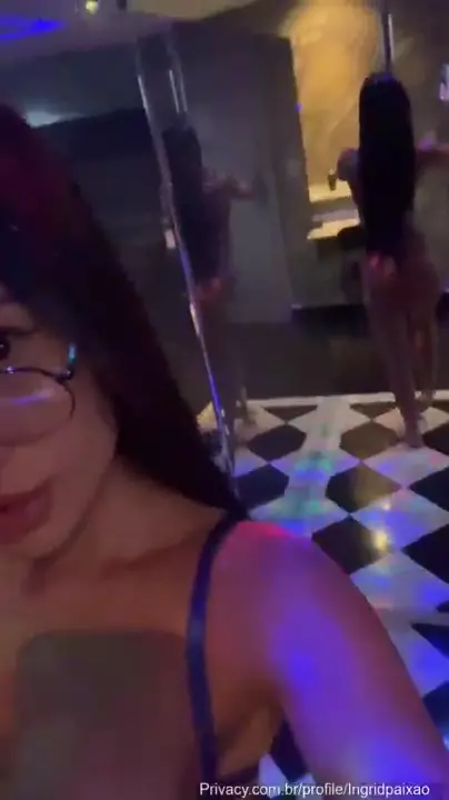 La juguetona Ingrid Paixão se balancea en pole dance en el motel freporni