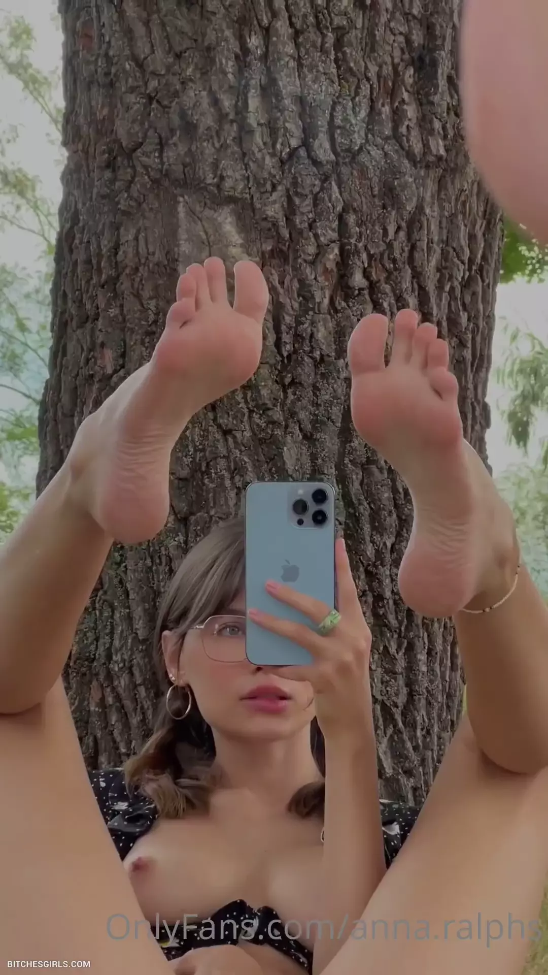 La ninfa Deanralphs está en pleno bosque, abriendo las piernas y bajándose la ropa interior para dejar al descubierto su zona íntima.