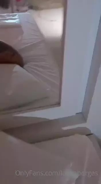 Lana Borges chupando un juguete gigante en una habitación de hotel