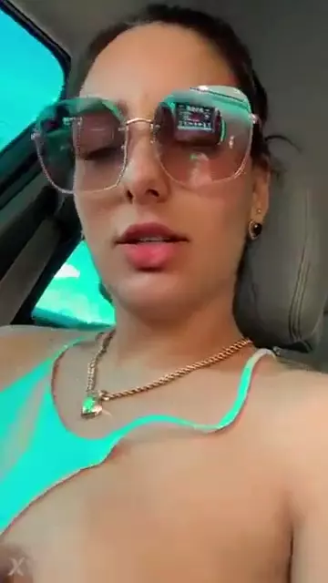 Mariana Casaroto mostrando toda su sensualidad en el auto