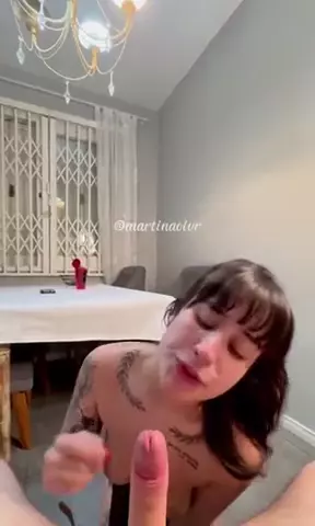 Martina practicando sexo oral y recibiendo semen en su cara