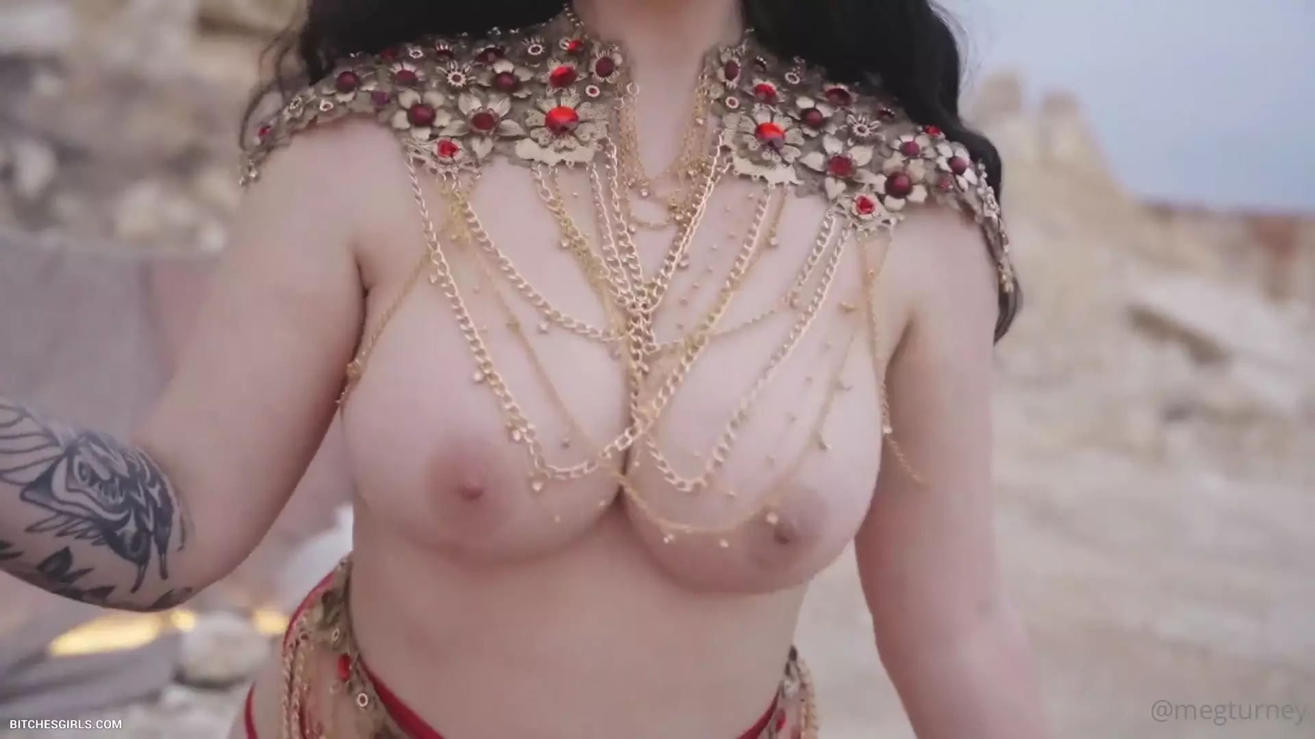 Meg Turney luce sus firmes pechos desnuda en el desierto