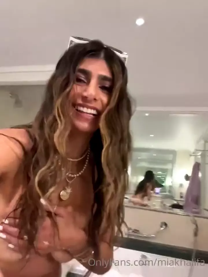 Mia Khalifa deja ver su ardiente figura en tacones altos en video filtrado en Onlyfans