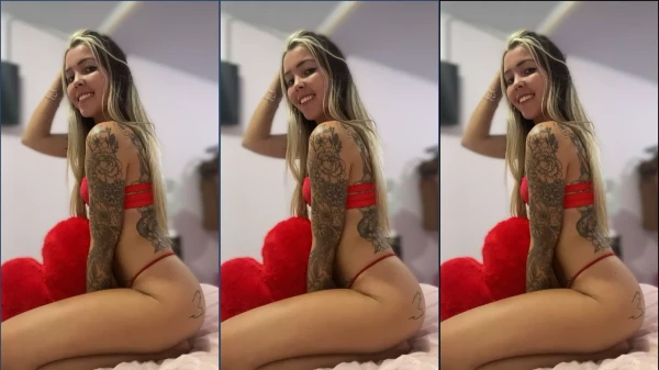 Minalooira se volvió viral en redes sociales mostrando sus bragas de manera provocativa y sensual