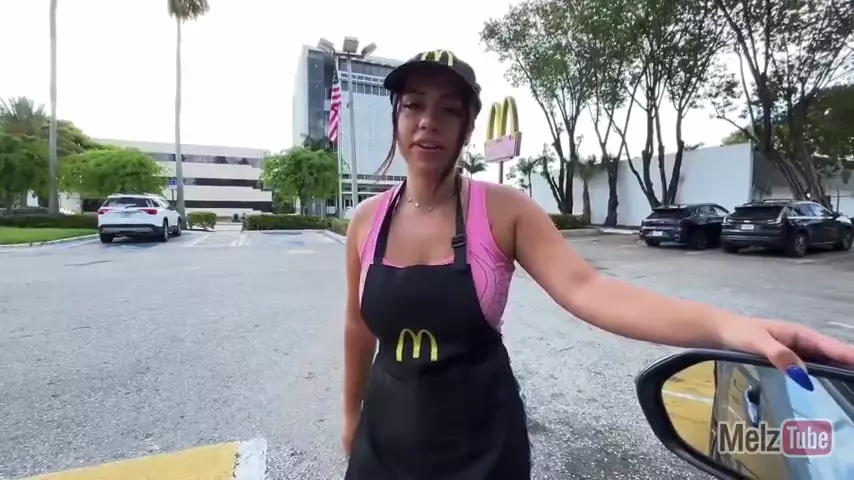 Mujer renuncia a su trabajo en un restaurante de comida rápida por una mejor oferta laboral