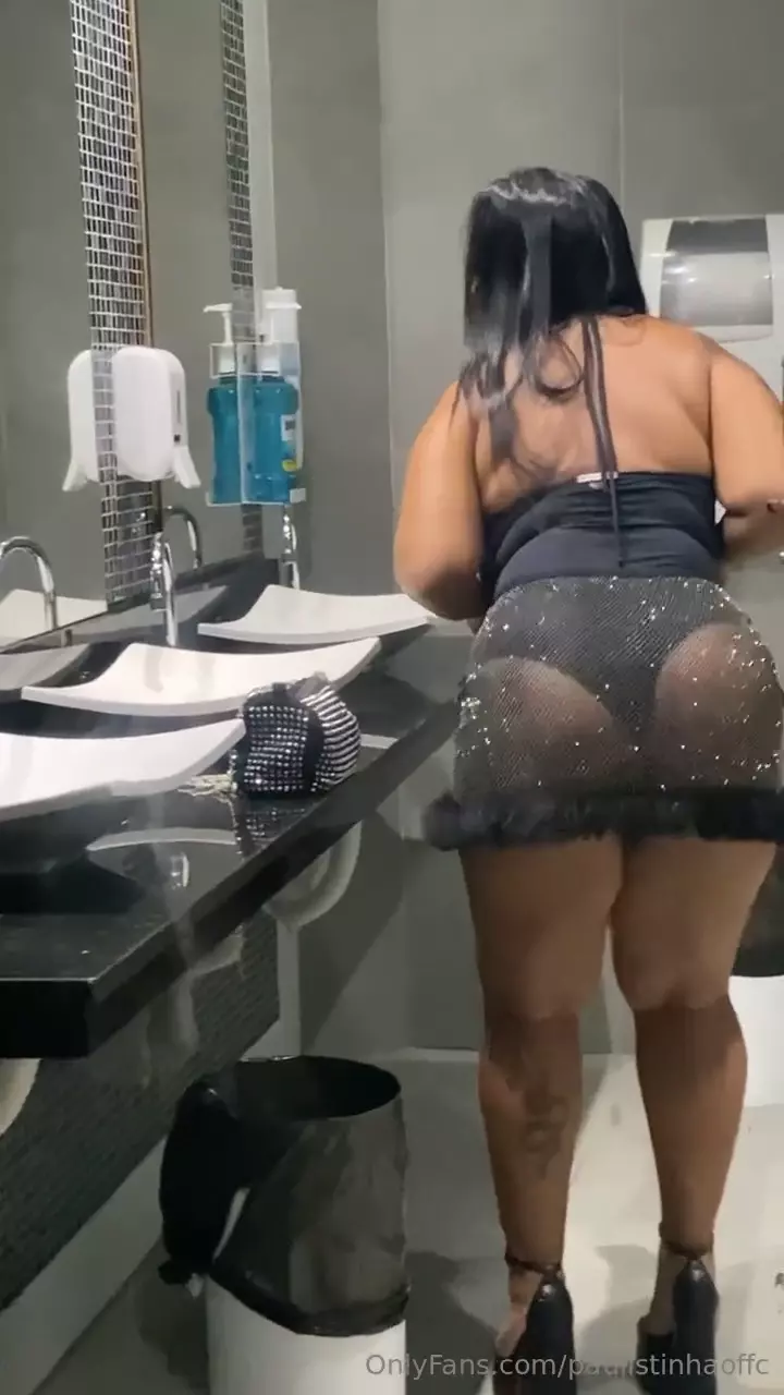 Paulinho grabó un vídeo casero en el baño de la fiesta con su gordito y atrevido amigo