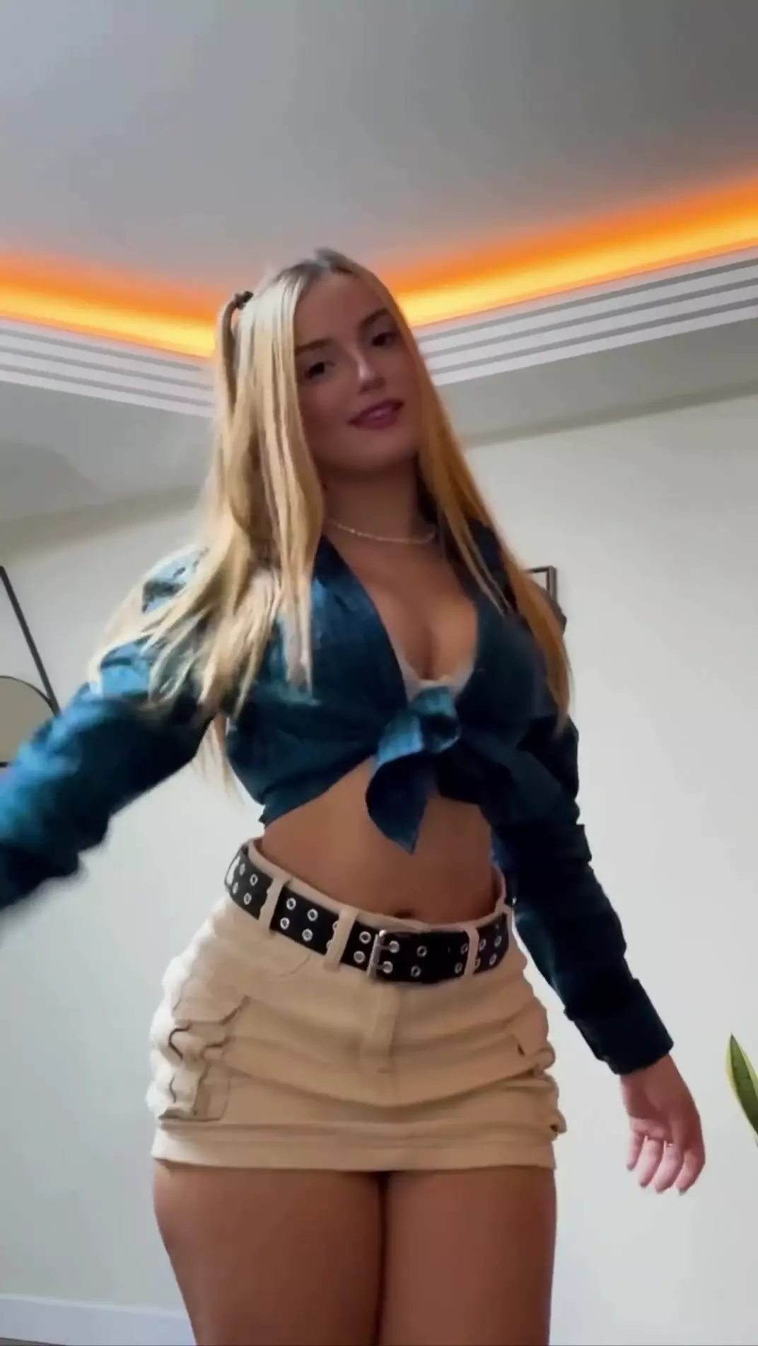 Sarah Estanislau, la influencer rubia, bailando con revelador outfit