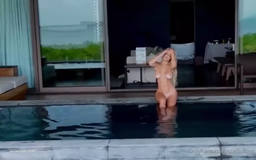 Stefbabyg se desnuda junto a la piscina, acariciando sus firmes pechos y mostrando sus rosados ​​pezones