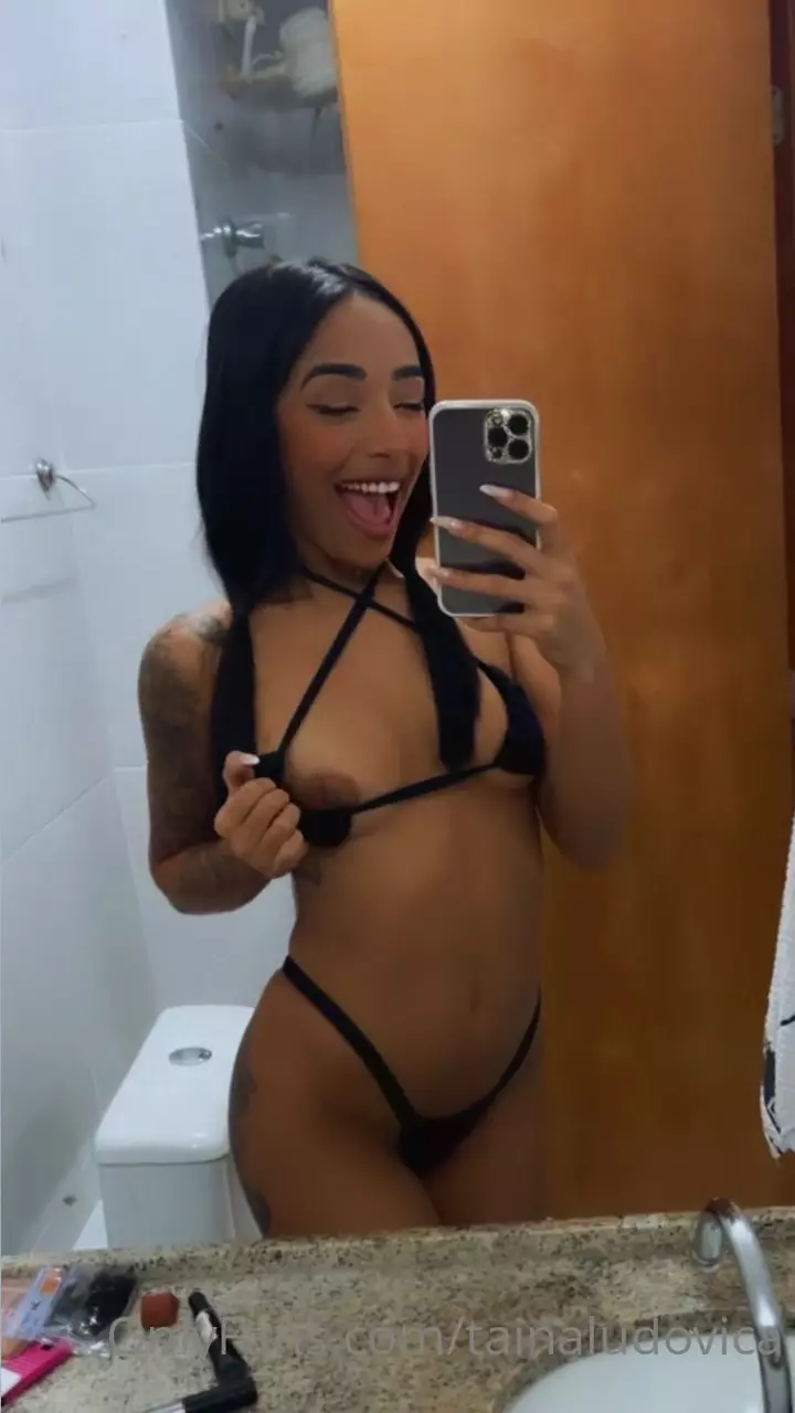 Tainá Ludovica se expone sin ropa, mostrando su pecho natural y pequeño