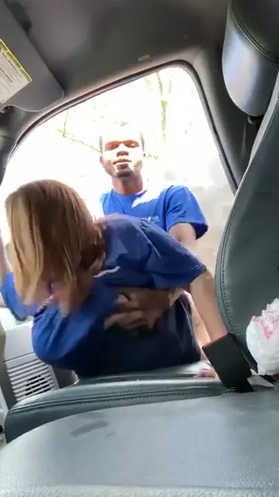 Tetona divirtiéndose con su pareja en el auto con su gran culo