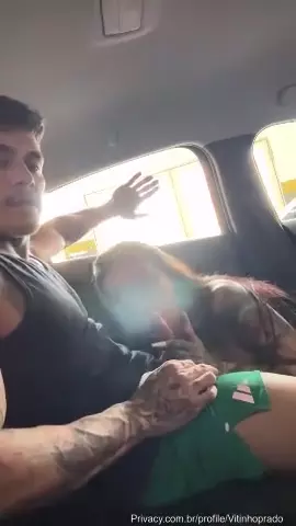 Thaina Crispim en una escena íntima y sensual compartiendo momentos íntimos con un hombre dentro de un auto