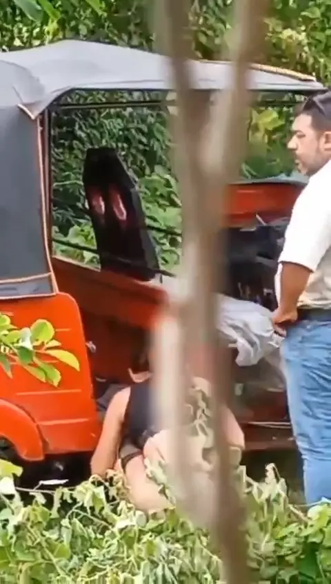 Tuvieron sexo al aire libre en una mototaxi mientras los filmaban