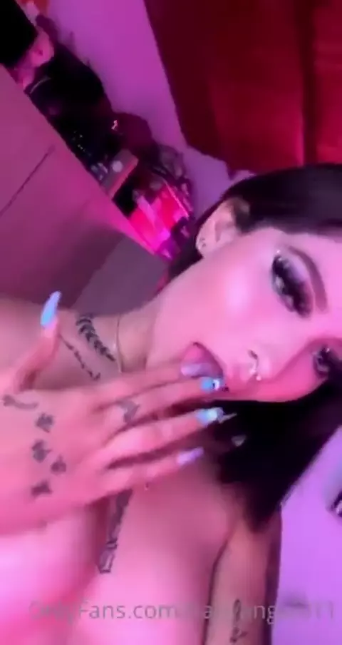 Valka desnuda mostrándose y complaciéndose en Only Fans