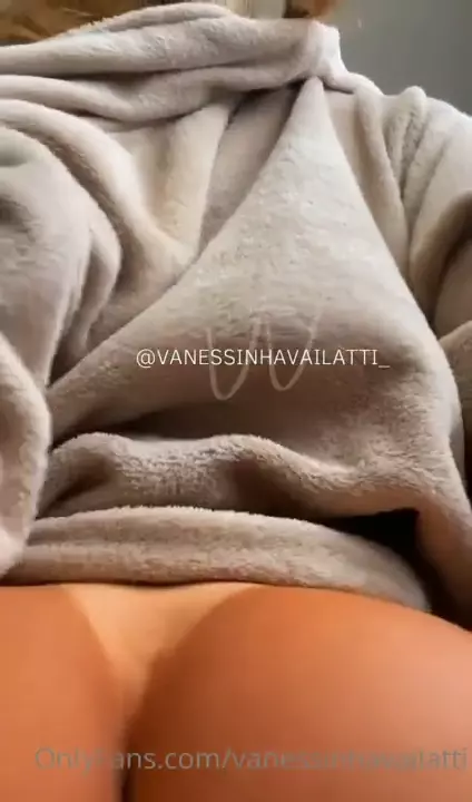 Vanessa Vailatti muestra su atractivo y sensual trasero al salir de la ducha