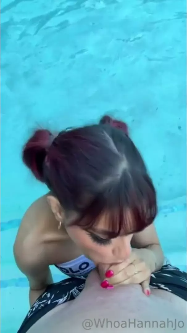 Vídeo filtrado de Hannah Jo BG practicando sexo oral en la piscina