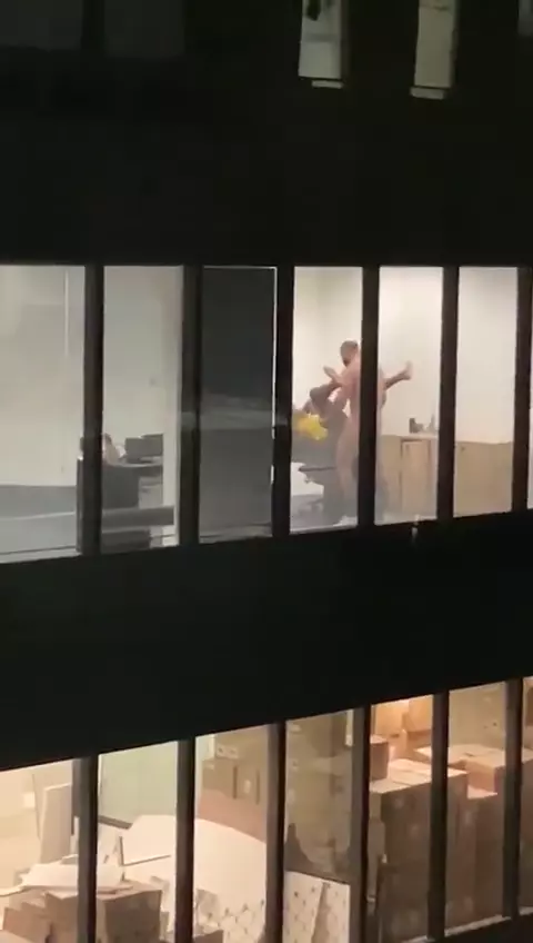 Video real muestra a un jefe atrapando a un empleado con las manos en la masa en la empresa