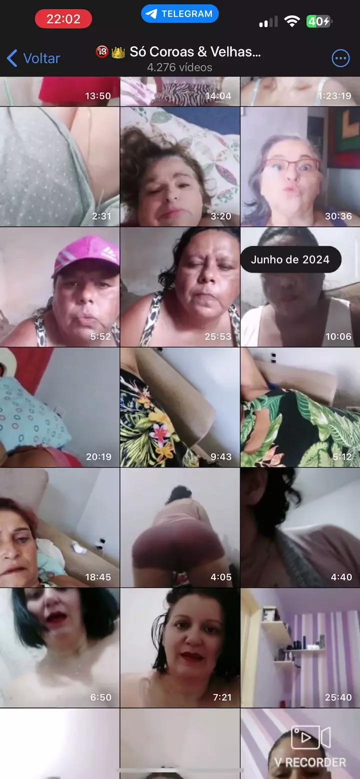 Videoconferencia de mujer madura realizando autoplacer