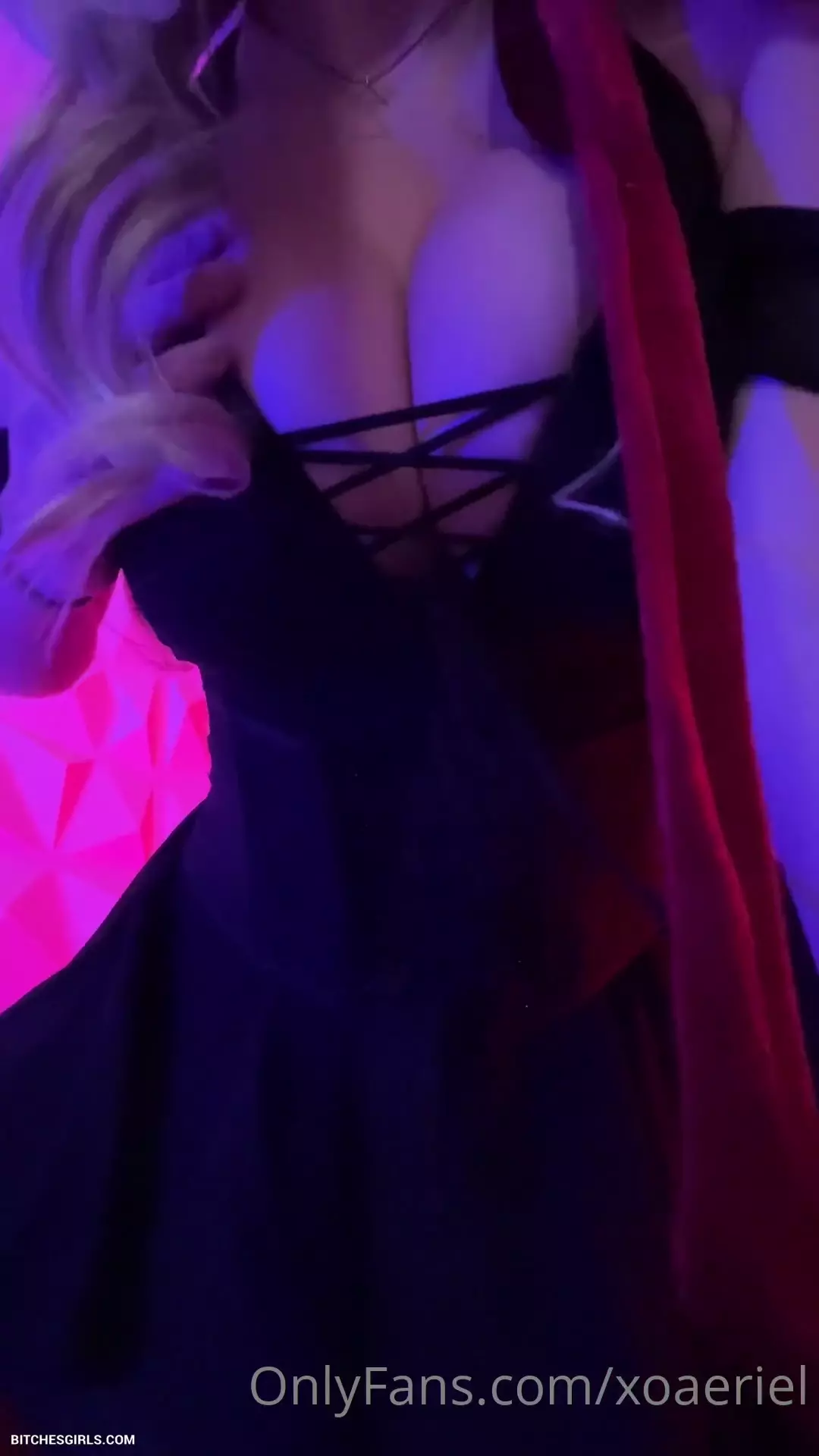 xoAeriel es una rubia sexy y traviesa, lleva un vestido corto sin bragas, luciendo sus hermosas curvas.