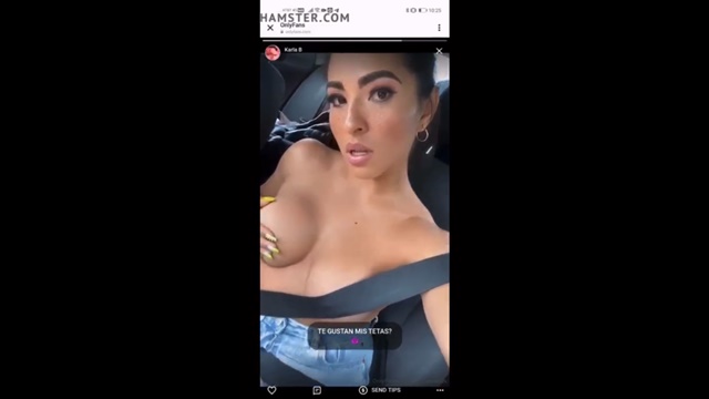 Karla Bustillos de puta en el carro para sus fans